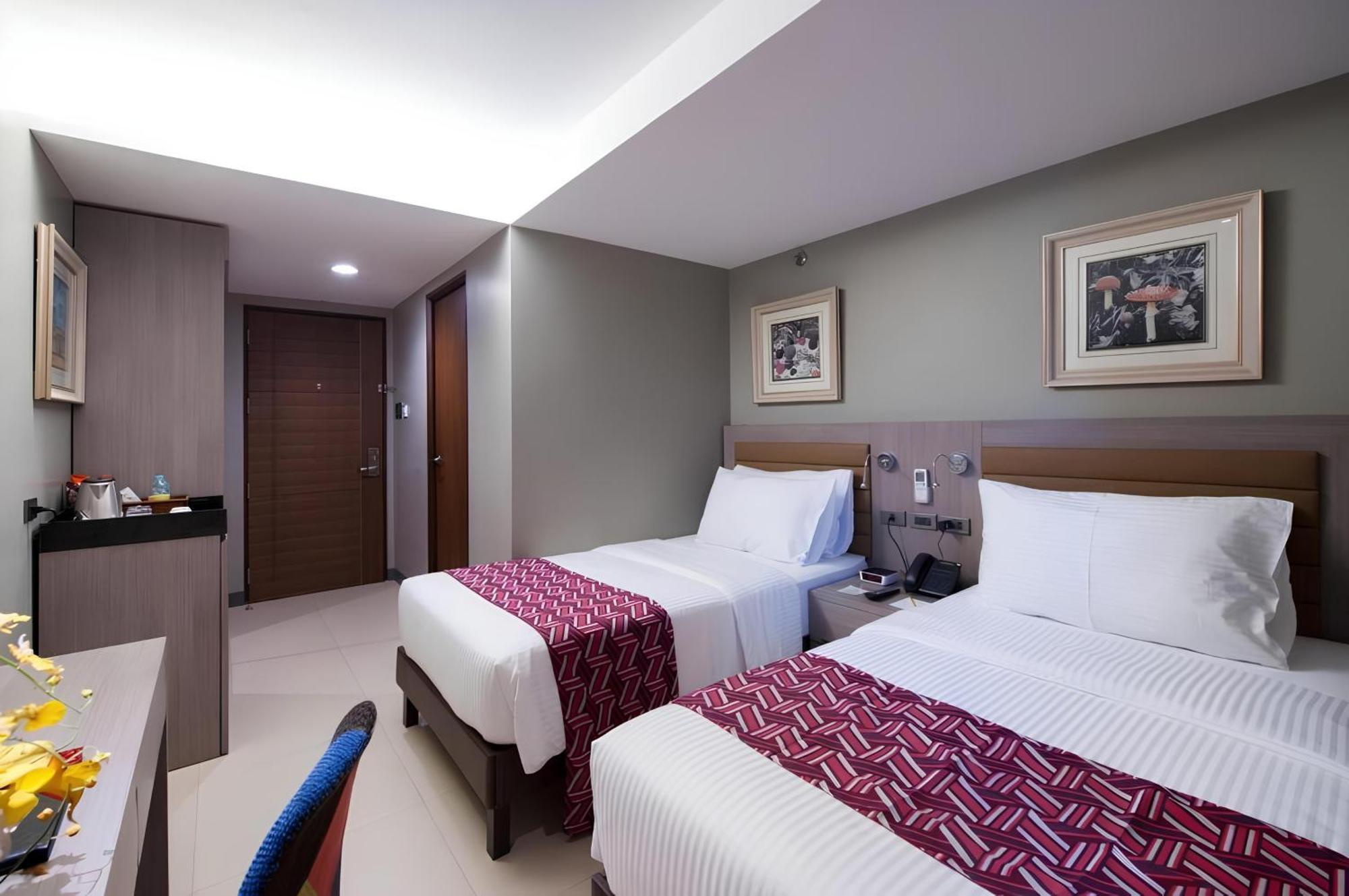Capital O 146 Solace Hotel Makati City Exterior foto