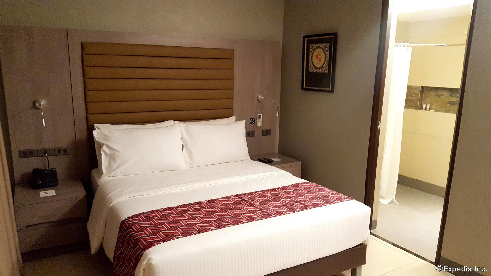 Capital O 146 Solace Hotel Makati City Exterior foto